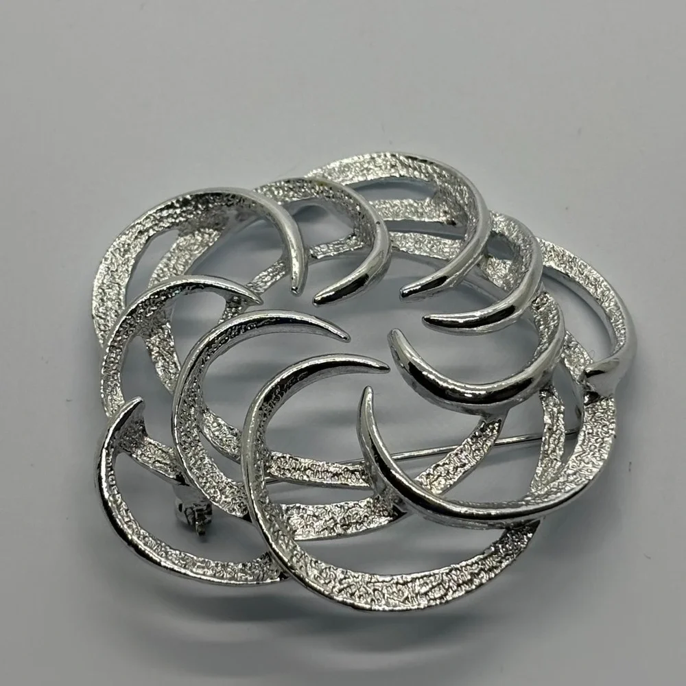 Brooch Silver Tone Classic Sarah Coventry Abstract Signed‎